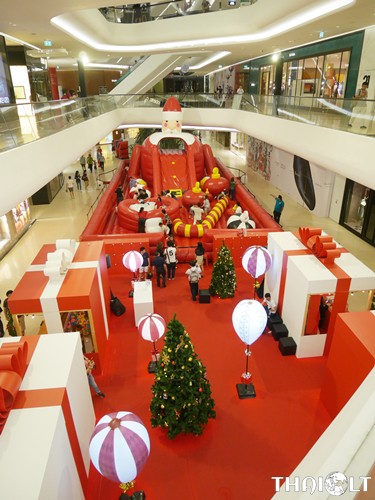 A 7-meter-tall inflatable Santa Claus Balloon Slide A 7-meter-tall inflatable Santa Claus Balloon Slide