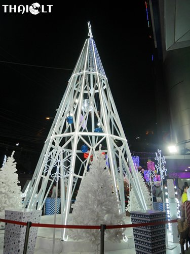 White Christmas Tree at the Platinum Fashion Mall White Christmas Tree at the Platinum Fashion Mall