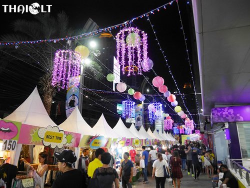 Christmas Decorations in front of the Platinum Fashion Mall Christmas Decorations in front of the Platinum Fashion Mall