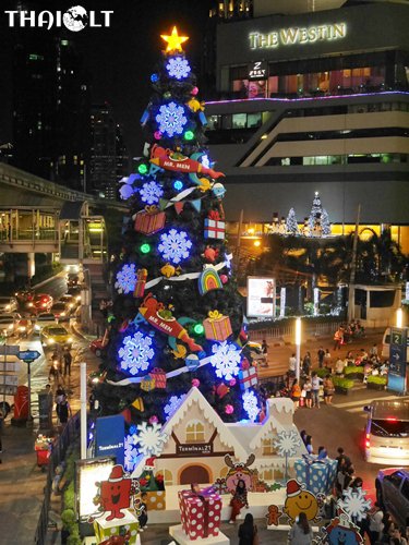 Christmas tree at Terminal 21 Shopping Centre Mall Christmas tree at Terminal 21 Shopping Centre Mall