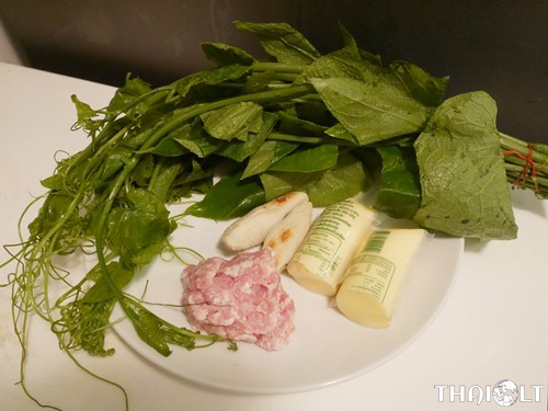 Slyvinės kokcinijos lapų sriuba (Tom Jued Tam-Leung) Slyvinės kokcinijos lapų sriuba (Tom Jued Tam-Leung)