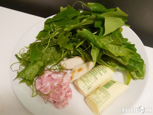 Slyvinės kokcinijos lapų sriuba (Tom Jued Tam-Leung) Slyvinės kokcinijos lapų sriuba (Tom Jued Tam-Leung)