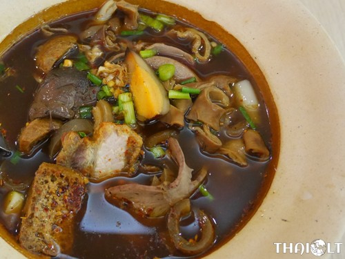 Guay Jab (Rolled Noodles in Brown Pork Soup) 