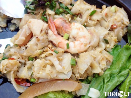 Guay Tiew Kua Gai (Rice Noodles Stir-fried with Chicken) Guay Tiew Kua Gai (Rice Noodles Stir-fried with Chicken)