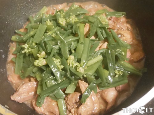 Su gumbiniais česnakais keptos kiaulienos žarnos (Dok-Hom Pad Krueng Nai) Su gumbiniais česnakais keptos kiaulienos žarnos (Dok-Hom Pad Krueng Nai)