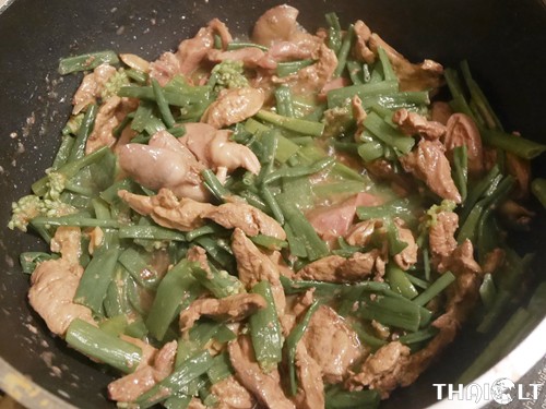 Su gumbiniais česnakais keptos kiaulienos žarnos (Dok-Hom Pad Krueng Nai) Su gumbiniais česnakais keptos kiaulienos žarnos (Dok-Hom Pad Krueng Nai)