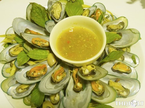 Steamed Mussels with Herbs Steamed Mussels with Herbs