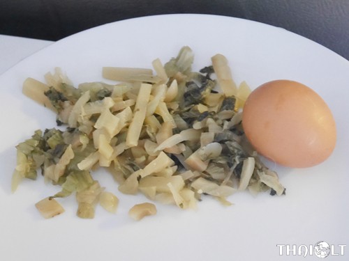 Marinuoti garstyčių lapeliai kepti su kiaušiniu (Pak-Gad Dong Pad Khai) Marinuoti garstyčių lapeliai kepti su kiaušiniu (Pak-Gad Dong Pad Khai)