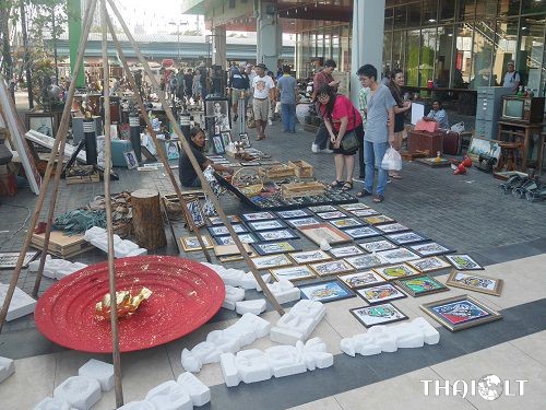 Shopping for Antiques around Chatuchak Market Shopping for Antiques around Chatuchak Market