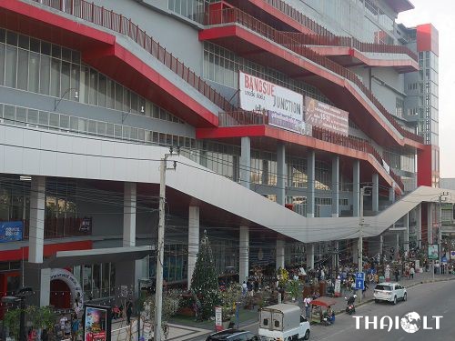 Shopping for Antiques around Chatuchak Market