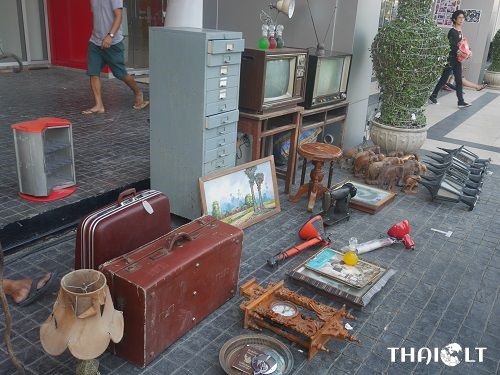 Shopping for Antiques around Chatuchak Market Shopping for Antiques around Chatuchak Market