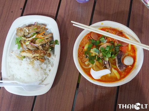 Aštri kepta kiaulienos sprandinė su ryžiais ir Tom Yum makaronų sriuba Aštri kepta kiaulienos sprandinė su ryžiais ir Tom Yum makaronų sriuba