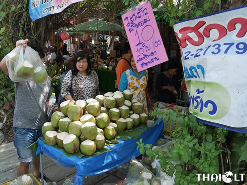 Kokosai Khlong Lat Mayom plaukiojančiame turguje Kokosai Khlong Lat Mayom plaukiojančiame turguje