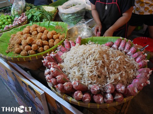Aštrios fermentuotos kiaulienos salotos (Yam Naem Khao Thot) Aštrios fermentuotos kiaulienos salotos (Yam Naem Khao Thot)