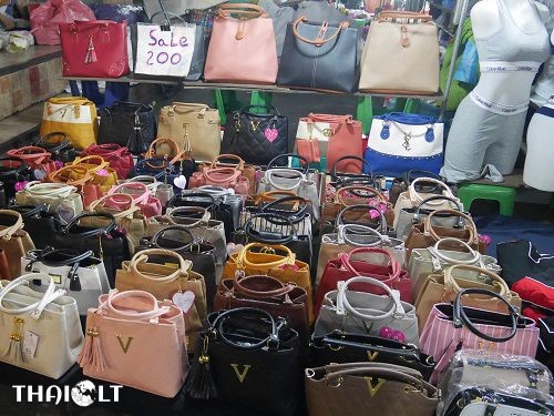 Pratunam Night Market – Shopping in Bangkok at Night Pratunam Night Market – Shopping in Bangkok at Night