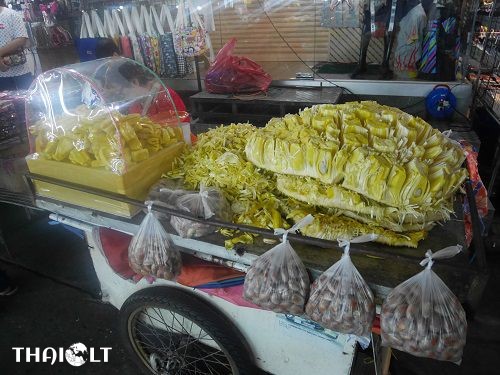 Pratunam Night Market – Shopping in Bangkok at Night Pratunam Night Market – Shopping in Bangkok at Night