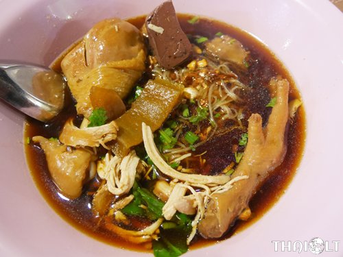 Guay Tiew Gai Mara (Vištienos makaronų sriuba su raukšlėtuoju svaideniu) Guay Tiew Gai Mara (Vištienos makaronų sriuba su raukšlėtuoju svaideniu)