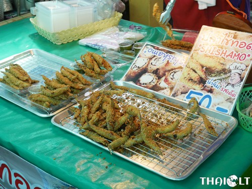 Deep-Fried Shishamo Fish with spicy seafood sauce 