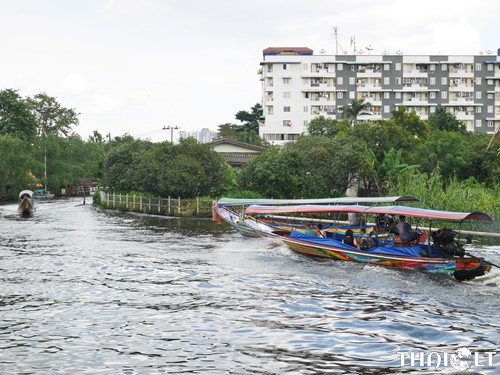Taling Chan Floating Market 