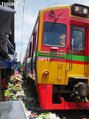 Maeklong Railway Market (Talad Rom Hub) Maeklong Railway Market (Talad Rom Hub)