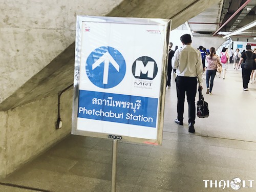 The signs leading to Phetchaburi station 