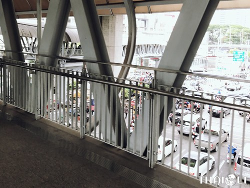 skywalk connecting ARL Makkasan with MRT Phetchaburi